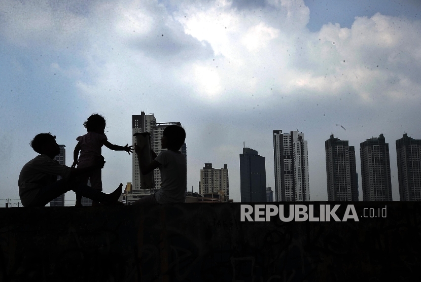 Anak-anak bermain dipemukiman, Jakarta, Senin (18/7).