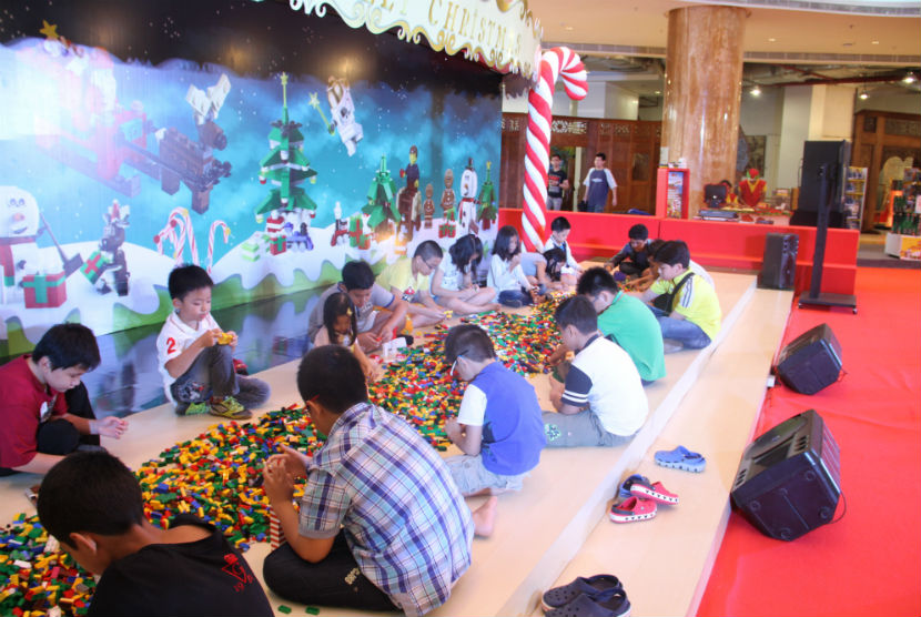 Anak-anak bermain LEGO di Lotte Avenue, pengunjung bisa mengajak anaknya bermain LEGO sebagai bagian dari promo akhir tahun mal ini.