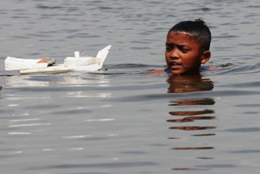 Anak-anak bermain dengan styrofoam (ilustrasi).