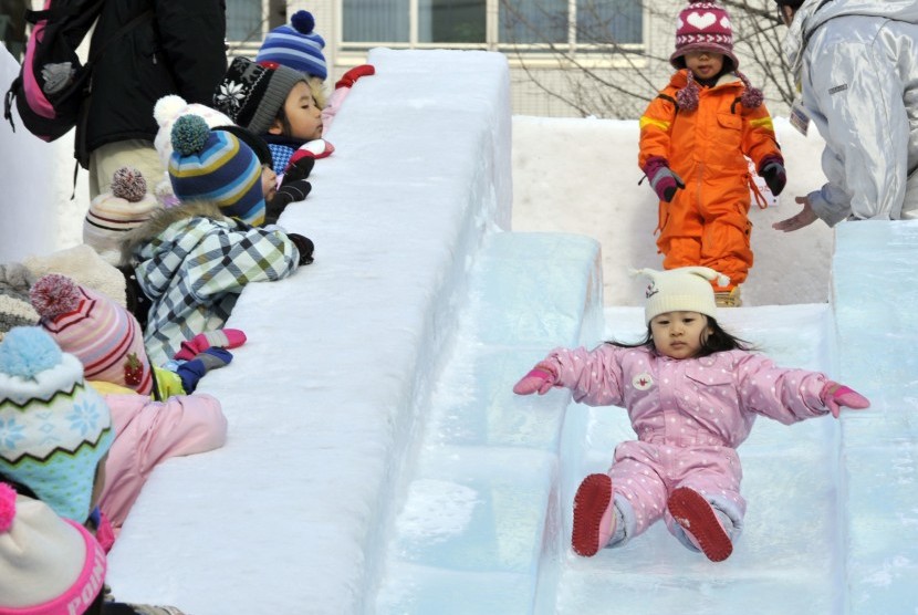 Anak-anak bermain salju di kawasan Sapporo, Jepang.