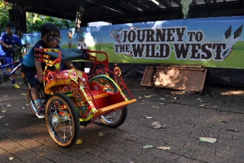 Anak-anak bermain sepeda mini di Kampoeng Maen Fair, Senayan, Jakarta Pusat, Kamis (27/6).