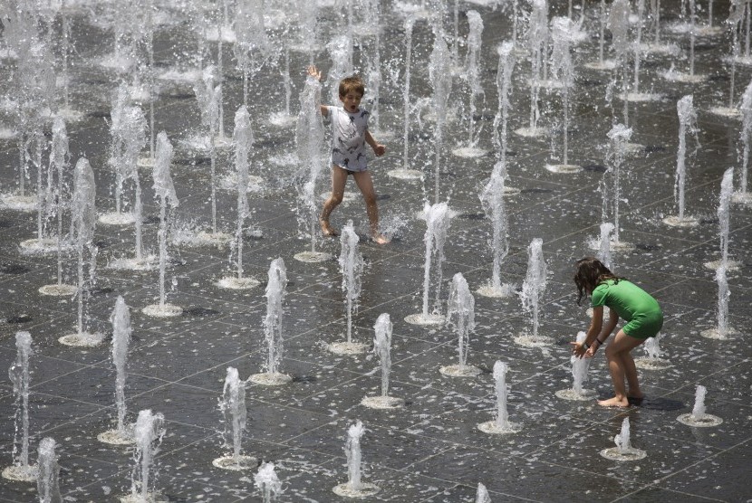 Anak-anak bermain untuk menghalau hawa panas di Kota Jerussalem. Tingginya suhu mencapai 44 derajat celcius di beberapa kawasan kota.