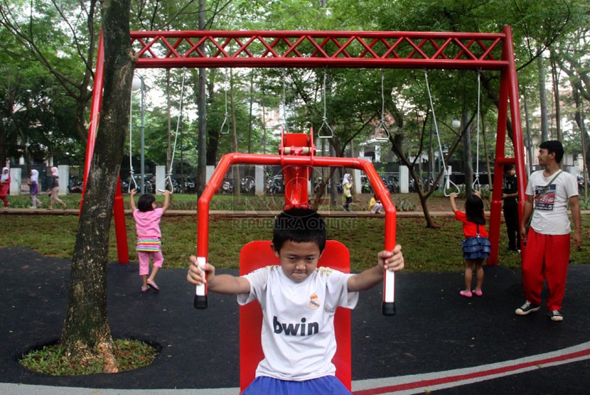  Anak-anak berolah raga di luar ruang (outdoor gym) di Taman Tebet, Jakarta Selatan, Ahad (15/6). (Republika/Yasin Habibi)