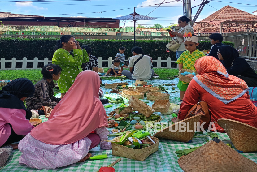 Anak-anak bersama orang tua mengikuti kegiatan dolanan dan edukasi budaya dalam rangka Sewindu Omah Perden di Hotel Tirtodipuran, Yogyakarta, Sabtu (20/9/2025). 