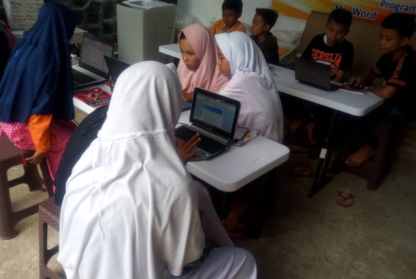 Anak-anak binaan Rumah Zakat di Dukuh Krajan, Desa Ragatunjung, Kec. Paguyangan, Kab. Brebes belajar komputer.  