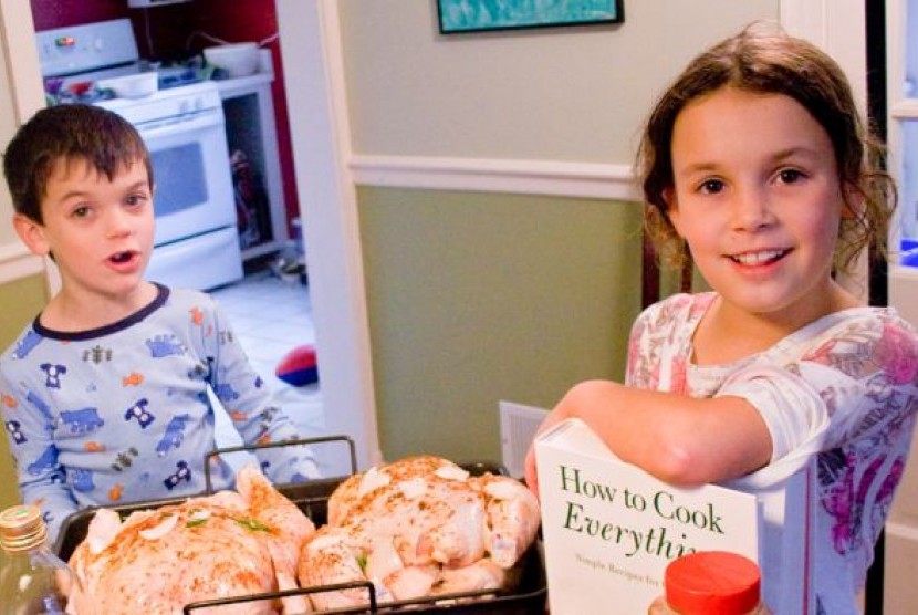 Anak-anak bisa bersemangat saat diajak masak bersama.