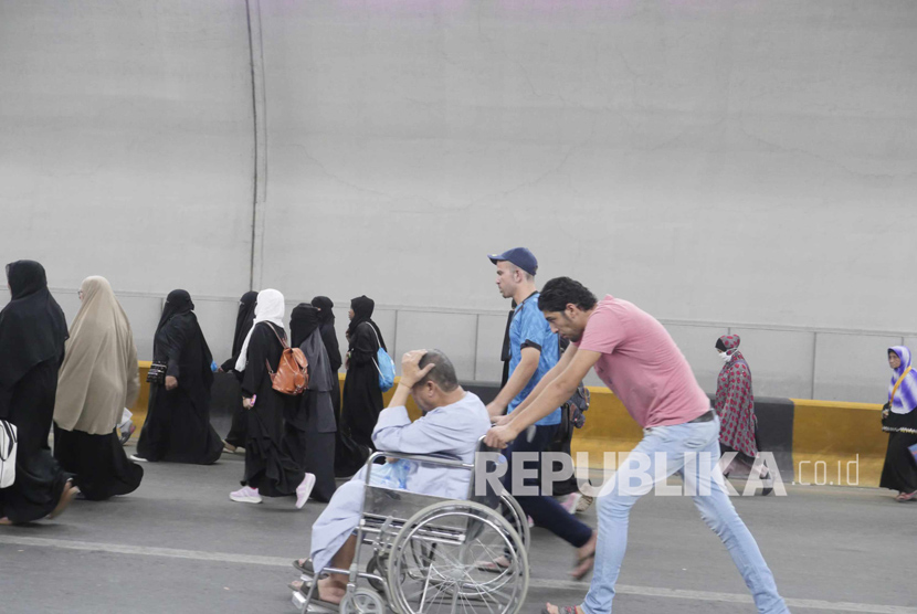 Anak-anak dan remaja hingga pria dewasa mengais rezeki dengan menawarkan jasa mengantarkan jamaah dengan kursi roda, pendorong kursi roda tersebut akan kita jumpai di mulut terowongan King Fahd di kawasan Shisha, Makkah (Ilustrasi) 