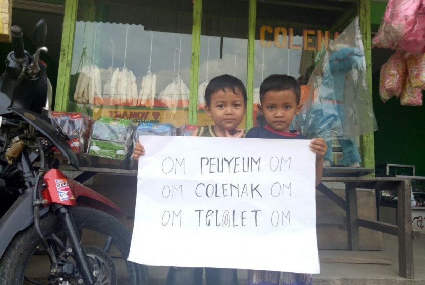 Anak-anak dan warga di sepanjang Jalan Raya Bendul-Sukatani, Purwakarta, memanfaatkan popularitas fenomena 'Om Telolet Om' dengan mempromosikan penganan khas wilayah itu, yakni Tape Singkong (peuyeum) dengan menggantinya menjadi 'Om Peuyeum Om', Senin (26/12).