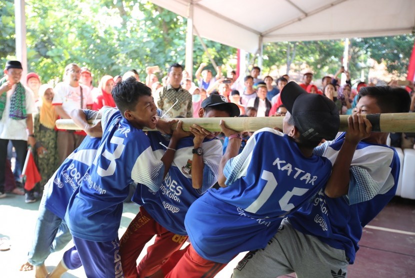 Anak-anak dari KBA Lengkong Kulon Tangerang sedang bermain dagongan dalam laga final Festival Permainan Tradisional Berseri di RPTRA Ciganjur Berseri, KBA Ciganjur, Jakarta Selatan.