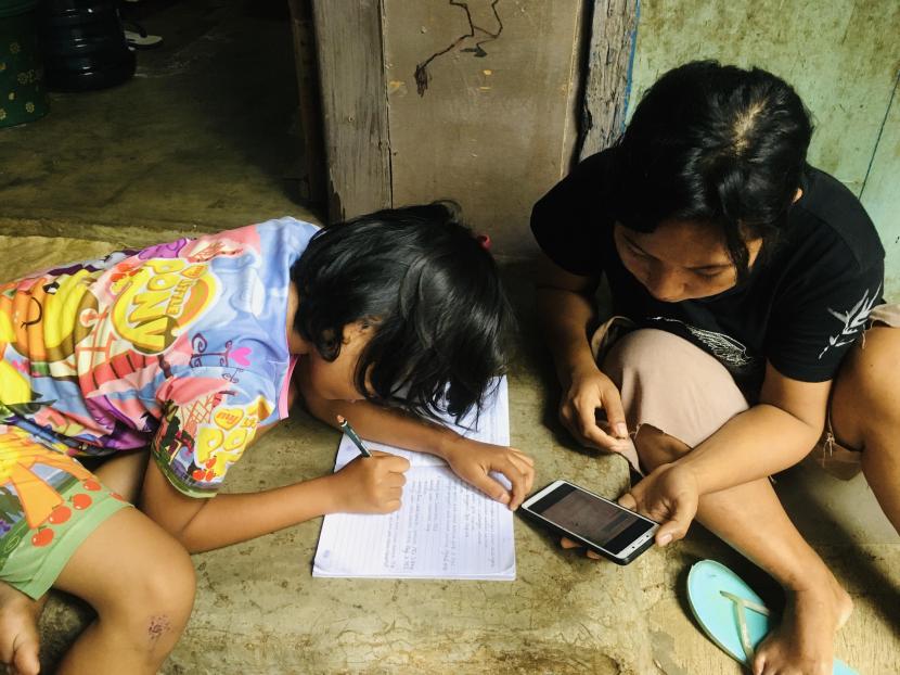 Anak-anak dari keluarga prasejahtera yang harus belajar dari rumah terkendala bergantian menggunakan ponsel dengan adiknya.