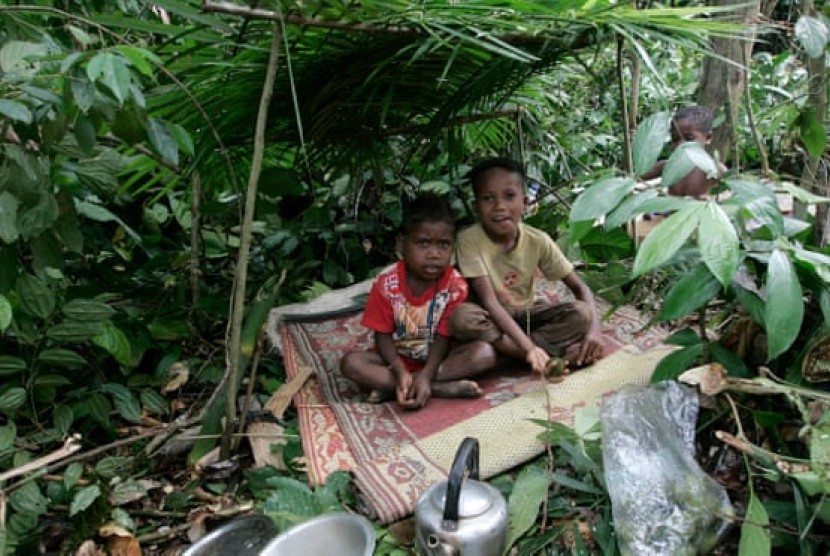 Anak-anak dari suku Batek di hutan Malaysia. 