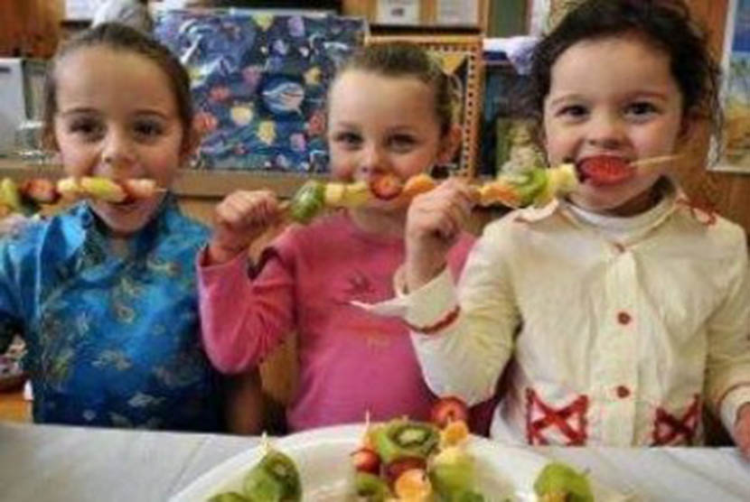Anak-anak dengan makanan sehat (Ilustrasi)