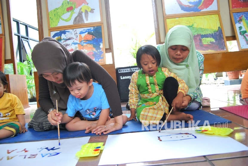 Anak-anak dengan sindroma down sedang melukis.