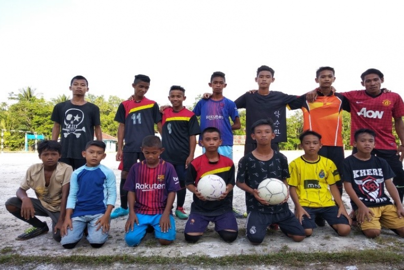 Anak-anak Desa Engkerengas memiliki kesamaan yakni hobi bermain sepak bola.