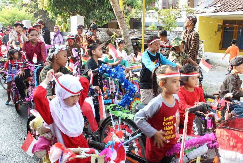 Anak-anak Desa Wonocatur mengikuti kegiatan karnaval.