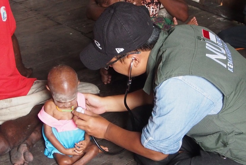 Anak-anak di Agast menjalani screening dari tim medis NU terkait kondisi kesehatan mereka. 