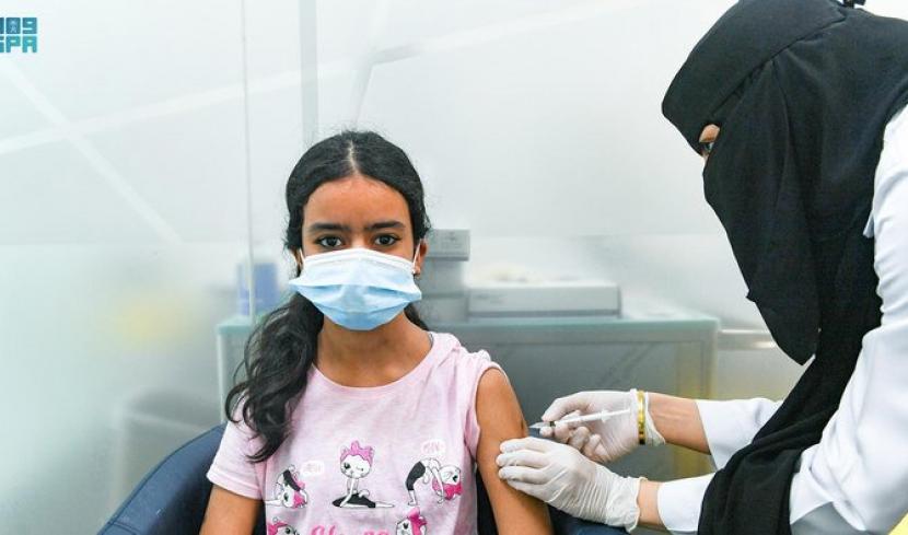 99 Persen Siswa Saudi Sudah Vaksinasi Dosis Pertama. Anak-anak di Arab Saudi kini sudah bisa mendapatkan vaksin Covid-19. Otoritas kesehatan Arab Saudi telah menyetujui penggunaan vaksin Covid-19 untuk anak-anak usia 12 hingga 18 tahun. 