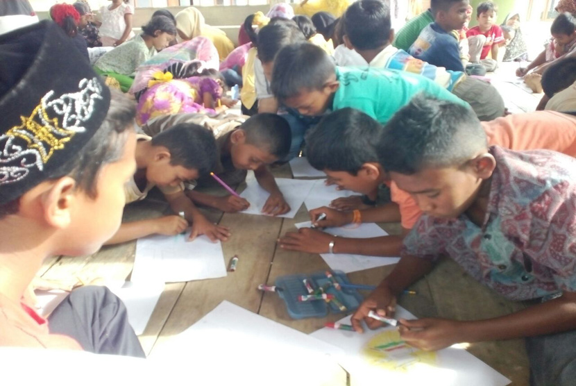 Anak-anak di Desa Deyah Teumanah, Kecamatan Trienggading, Kabupaten Pidie Jaya menggambar di sekolah senyum Rumah Zakat, Senin (19/12). 