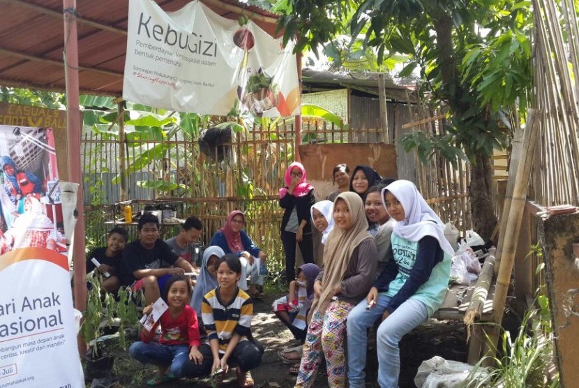 Anak-anak di Desa Sorowaja sedang memelihara kebun gizi.