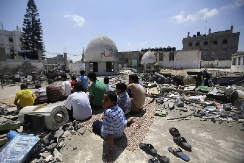 Anak-anak di Gaza tengah melaksanakan shalat Jumat.