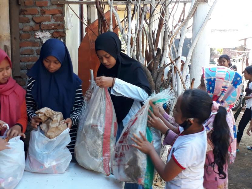 Anak-anak di Gubuk Baca Lereng Busu membayar dengan sampah untuk bisa belajar dan berkreasi, Jabung, Kabupaten Malang, Ahad (30/8).