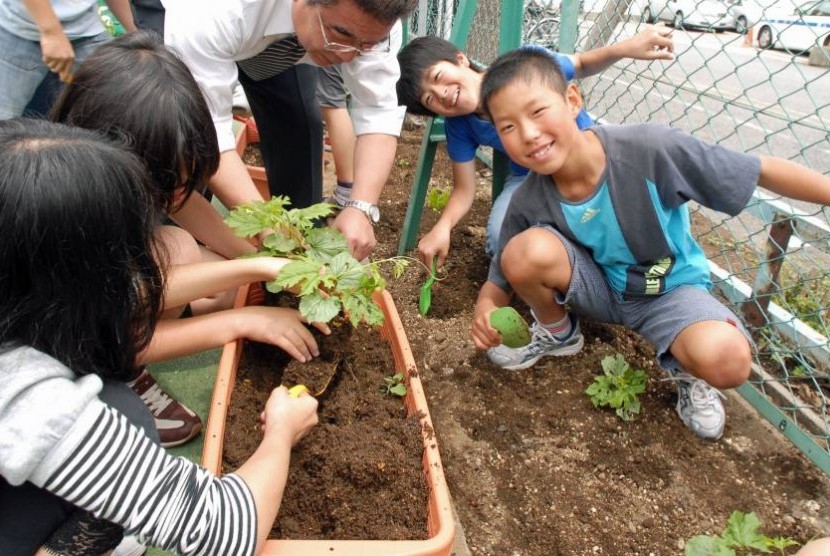 Anak-anak di Jepang dibiasakan dengan gaya hidup sehat sejak dini.