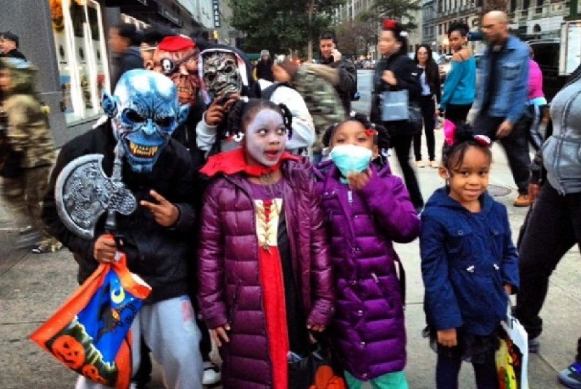 Anak-anak di New York merayakan hari Halloween dengan menggunakan kostum hantu 