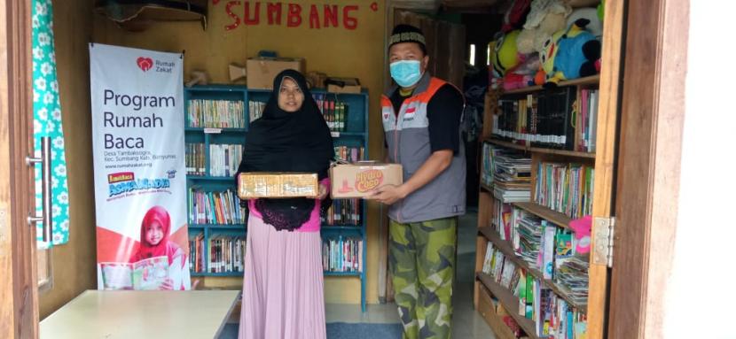 Anak-anak di Rumah Baca Asmanadia (RBA) binaan Rumah Zakat di Desa Tambaksogra, Kecamatan Sumbang, Kabupaten Banyumas mendapatkan donasi buku motivasi dari salah satu hamba Allah.