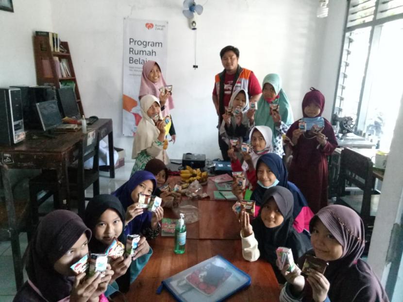Anak-anak di Rumah Pintar Yes I Do yang berloksi di Desa Berdaya Kebandingan mendapatkan makanan berupa susu UHT dan biskuit yang diberikan oleh Relawan Rumah Zakat pada Rabu (28/10).