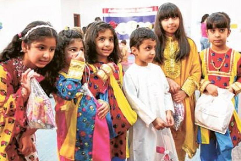 Anak-anak di Uni Emirat Arab membawa tas kantong warna-warni di malam nisfu sya'ban untuk mengumpulkan permen. Kegiatan itu disebut juga dengan haq al laila. 