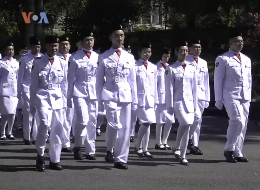 Anak anak diaspora Indonesia di Amerika Serikat tengah melakukan latihan Paskibra.