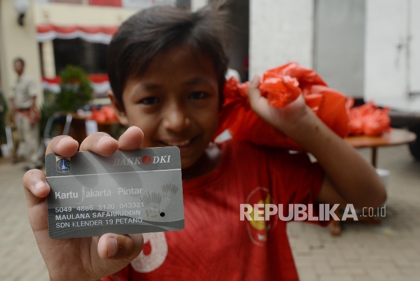 Seorang anak menunjukkan Kartu Jakarta Pintar (KJP) miliknya.  Ratusan KJP digadaikan di sebuah toko peralatan sekolah di Kalideres. Ilustrasi.