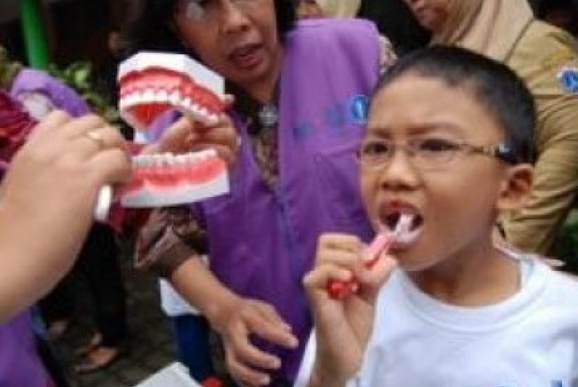 Anak-anak dididik cara menyikat gigi yang benar (ilustrasi).