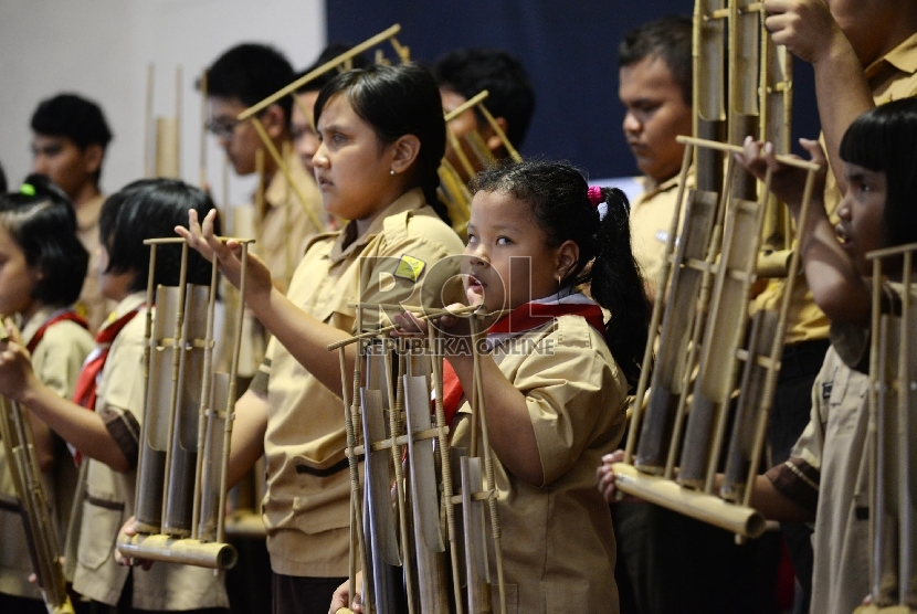 Ilustrasi anak-anak memainkan alat musik tradisional angklung.