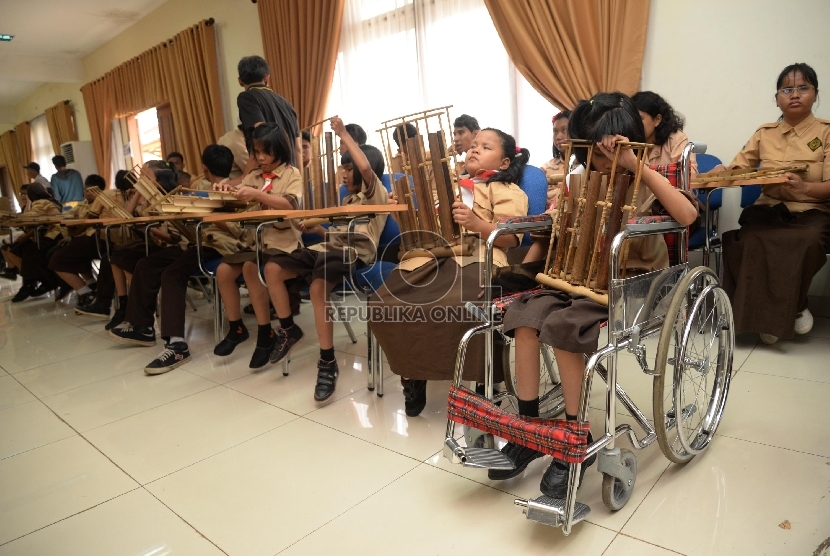 Anak-anak disabilitas tampil memainkan alat musik tradisional angklung di SLB A Pembina, Lebak bulus, Jakarta, Rabu (2/12). 