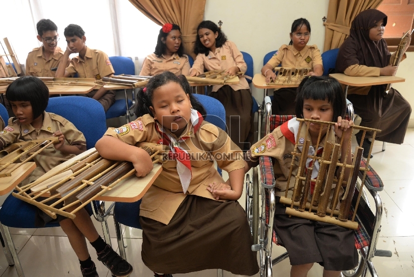 Anak-anak disabilitas tampil memainkan alat musik tradisional angklung di SLB A Pembina, Lebak bulus, Jakarta, Rabu (2/12).