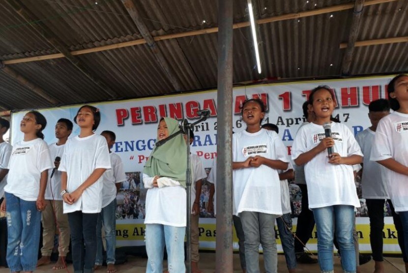 Anak-anak eks Kampung Akuarium, Penjaringan, Jakarta Utara, memperingati setehun penggusuran kampungnya oleh Pempro DKI Jakarta.