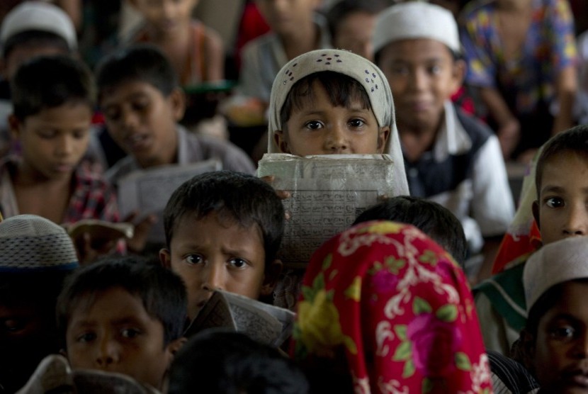 Anak-anak etnis Muslim Rohingya di pengungsian.