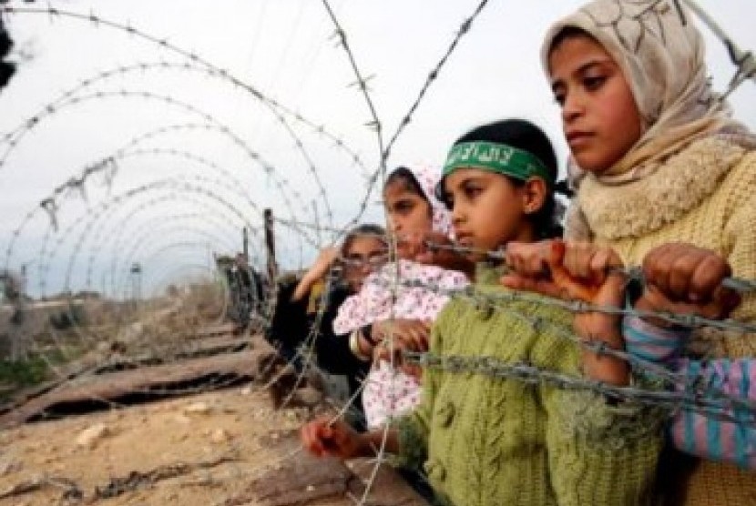 Anak-anak Gaza di pertabatan Gaza - Mesir. Ilustrasi