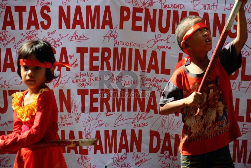  Anak-anak ikut serta dalam aksi unjuk rasa menolak penutupan terminal Lebak Bulus, Jakarta, Senin (6/1).    (Republika/Yasin Habibi)