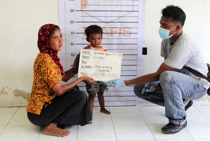 Anak-anak imigran illegal suku Rohingya didata oleh petugas imigrasi dan mendapat perawatan kesehatan di tempat penampungan Sementara Desa Rantoe Seulamat, Birem Bayeun, Aceh Timur, Aceh, Kamis (21/5).