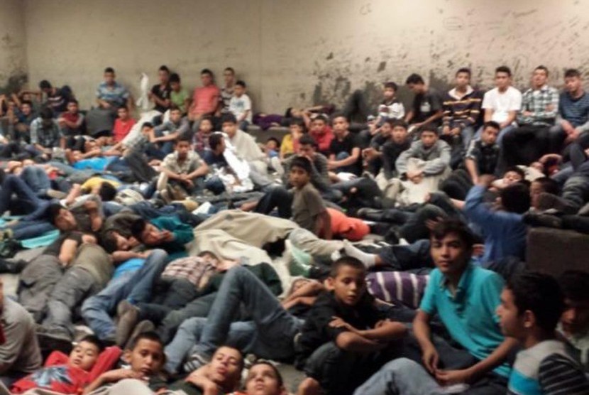 Anak-anak imigran yang ditampung dalam pusat detensi di daerah perbatasan di Amerika Serikat (ilustrasi). Dua orang yang diidentifikasi sebagai pria asal Honduras ditemukan tewas di sebuah gerbong kereta api di Texas selatan pada Jumat (24/3/2023)