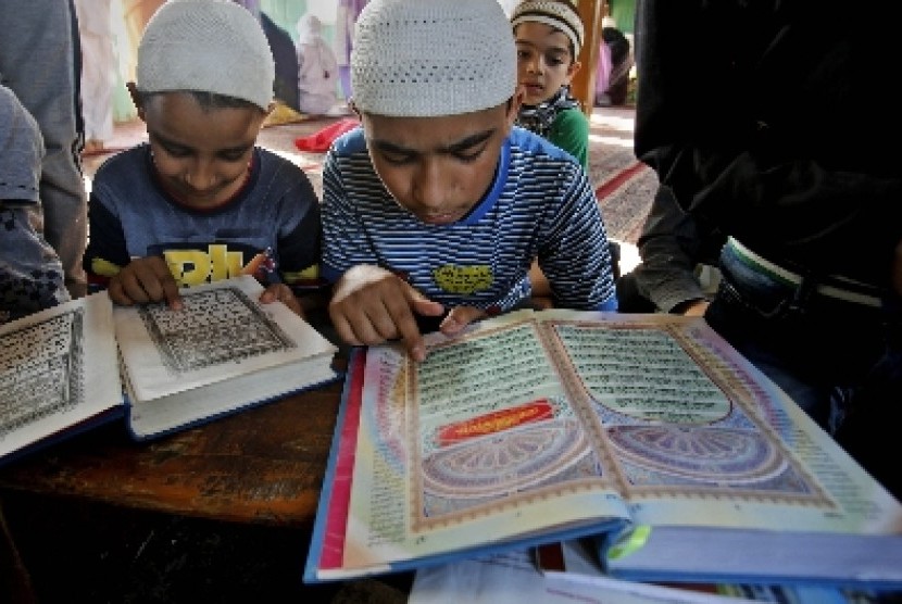 Anak-Anak India tengah membaca Alquran