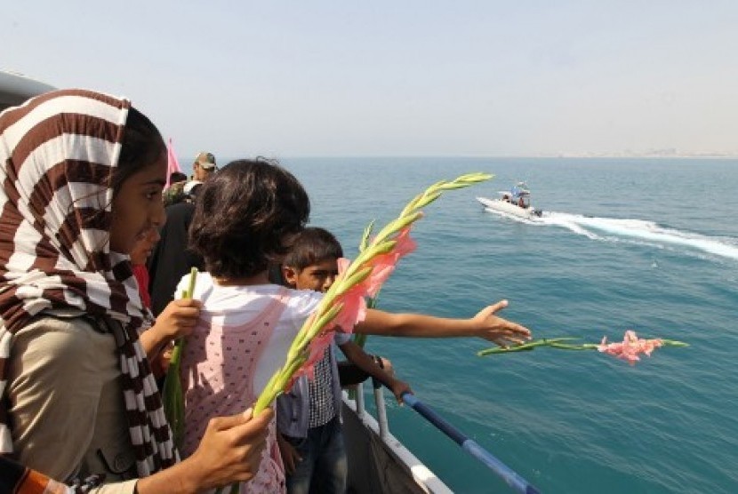 Anak-anak Iran melakukan tabur bunga mengenang ratusan korban pesawat Iran Air Flight 655 yang ditembak kapal AS di perairan Iran.