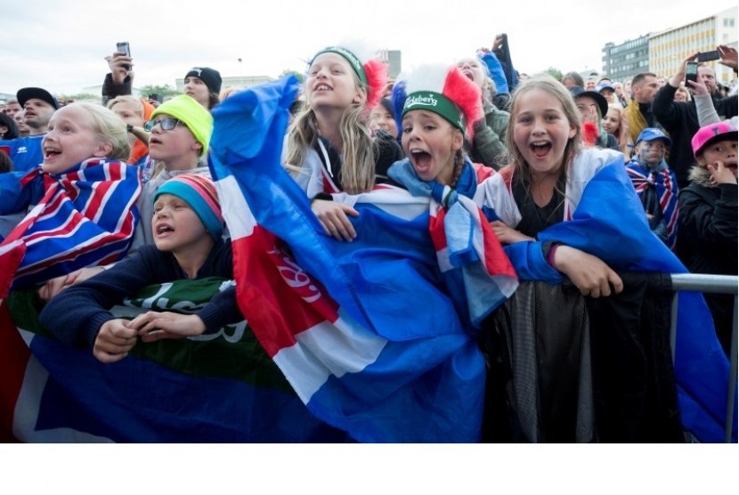 Anak-anak Islandia ikut bergembira dalam acara nonton bareng Islandia vs Inggris di Reykjavik.