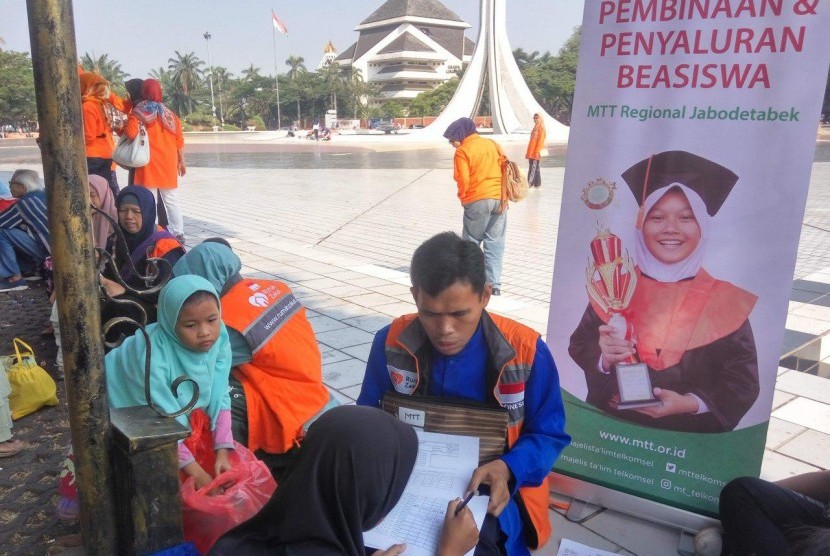 Anak-anak juara wilayah Serpong, Kelurahan Lengkong Wetan, Tangerang, Banten, mengadakan kegiatan outing class ke Taman Mini Indonesia Indah sekaligus penyaluran beasiswa. 