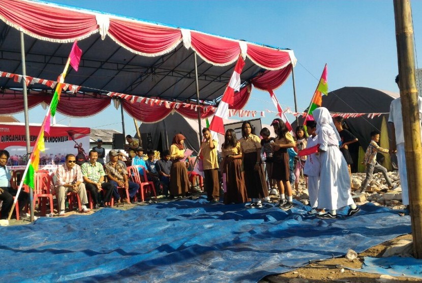 Anak-anak Kampung Akuarium merayakan HU RI ke-71 dengan aneka lomba yang dilaksanakan di antara puing-puing bangunan