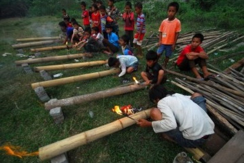Anak-anak Indonesia membuat meriam bambu (ilustrasi)