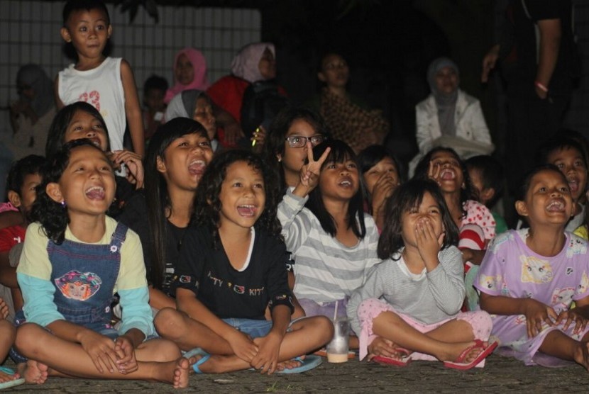 Anak-anak korban banjir antusias mendengarkan dongeng yang disampaikan tim Gerakan Pendongeng untuk Kemanusiaan (GEPPUK)