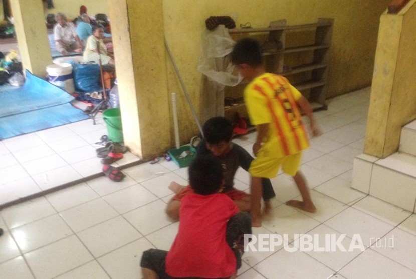 Anak-anak Korban Banjir di Baleendah tengah bermain di Gedung aula Inkanas, Kabupaten Bandung, Rabu (14).